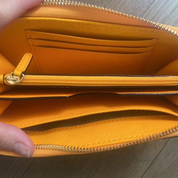 Merigold Michael Kors wristlet wallet with removable wristlet attachment - Picture 2 of 6